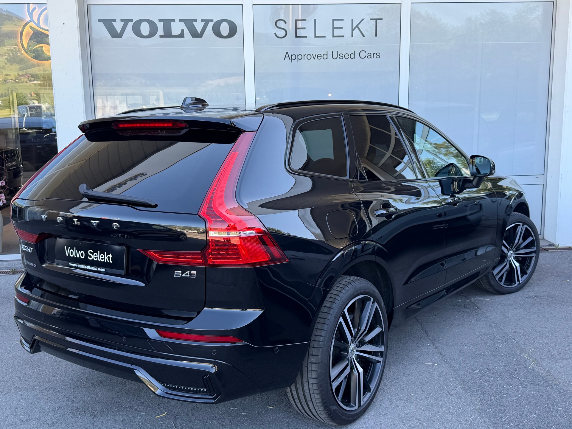 VOLVO XC60 B4 Diesel Mild Hybrid AWD Plus Dark Geartronic-image-1