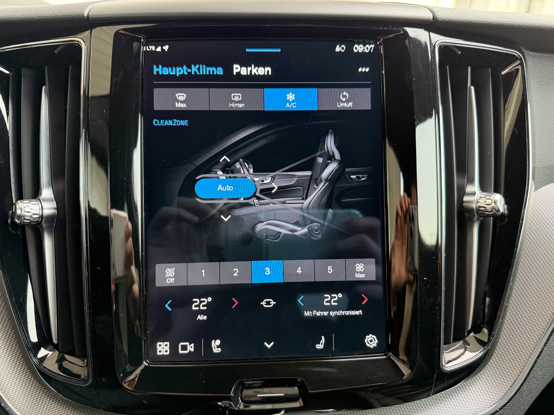 VOLVO XC60 B4 Diesel Mild Hybrid AWD Plus Dark Geartronic-image-19