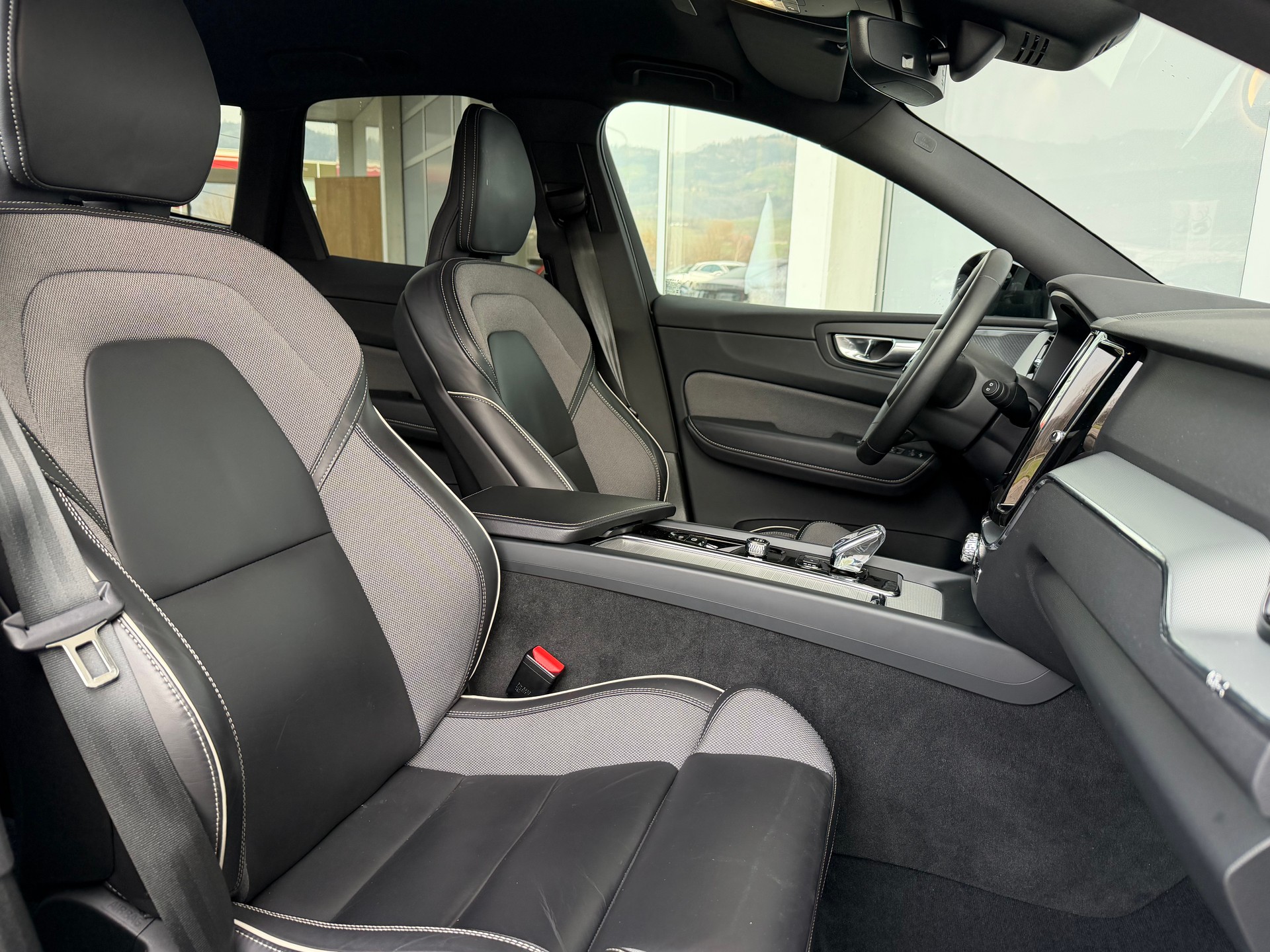 VOLVO XC60 B4 Diesel Mild Hybrid AWD Plus Dark Geartronic-image-3