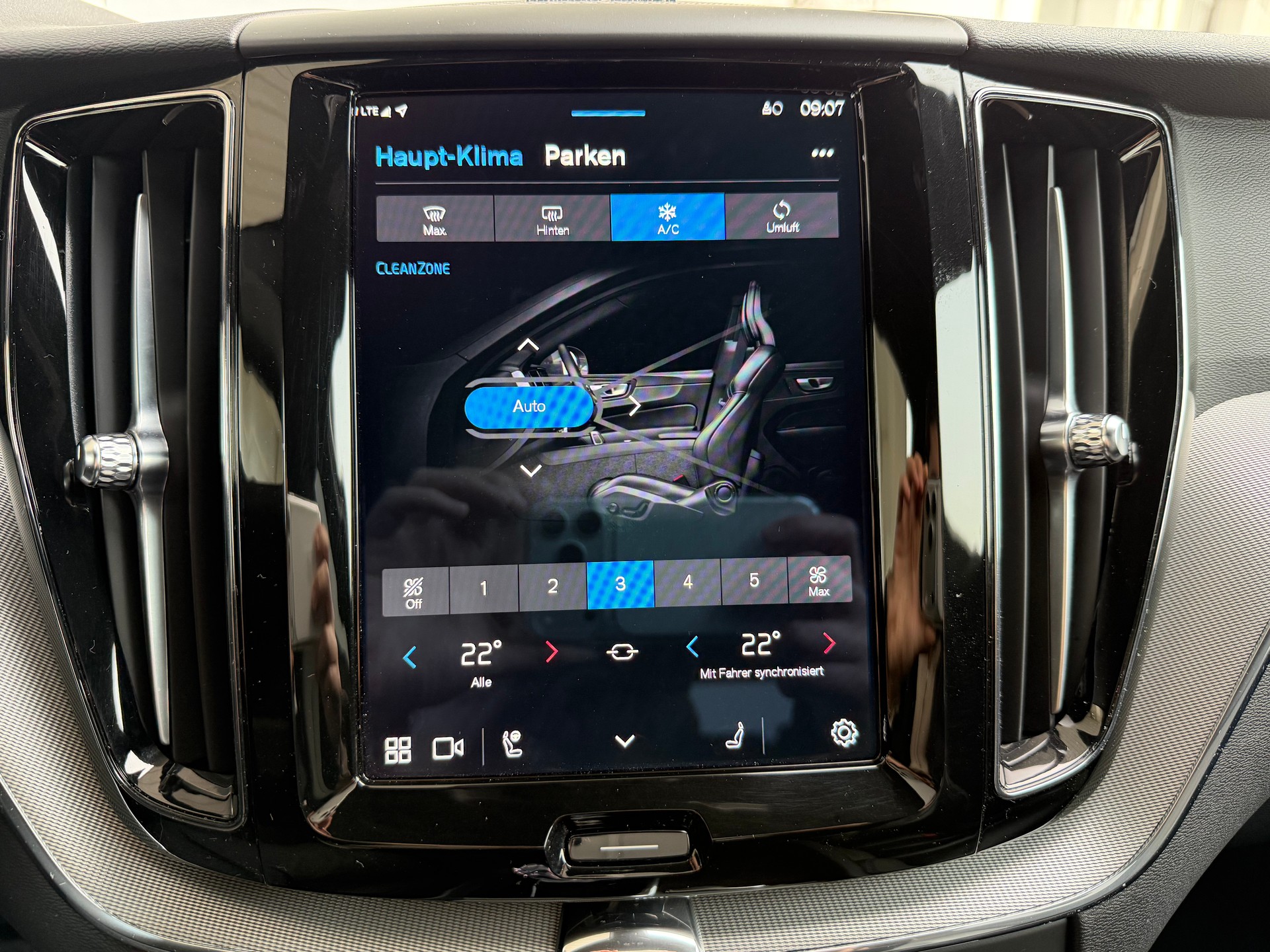 VOLVO XC60 B4 Diesel Mild Hybrid AWD Plus Dark Geartronic-image-21