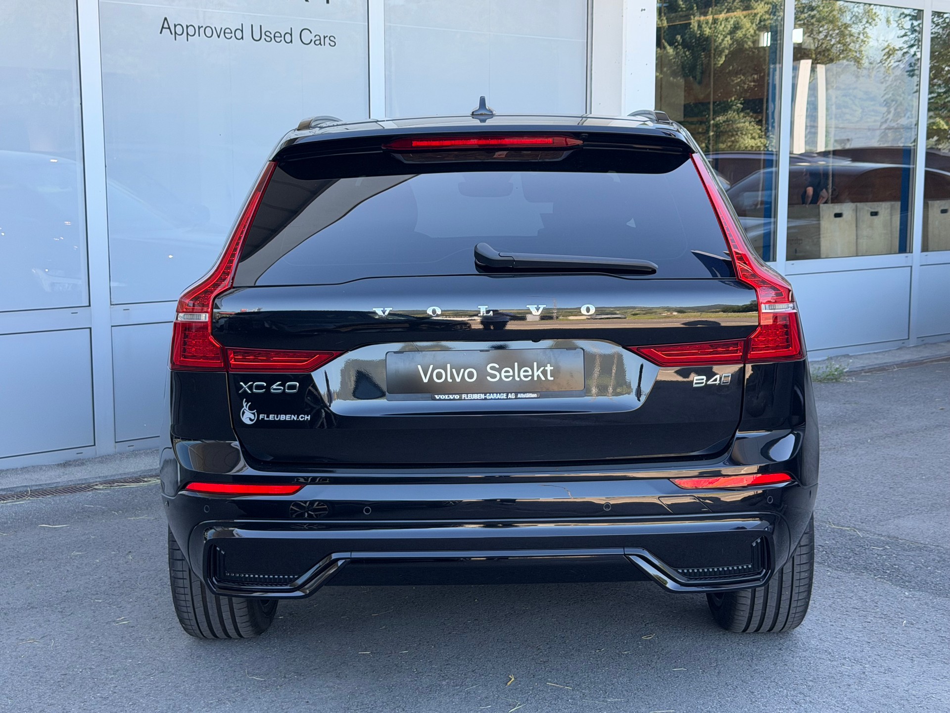 VOLVO XC60 B4 Diesel Mild Hybrid AWD Plus Dark Geartronic-image-24