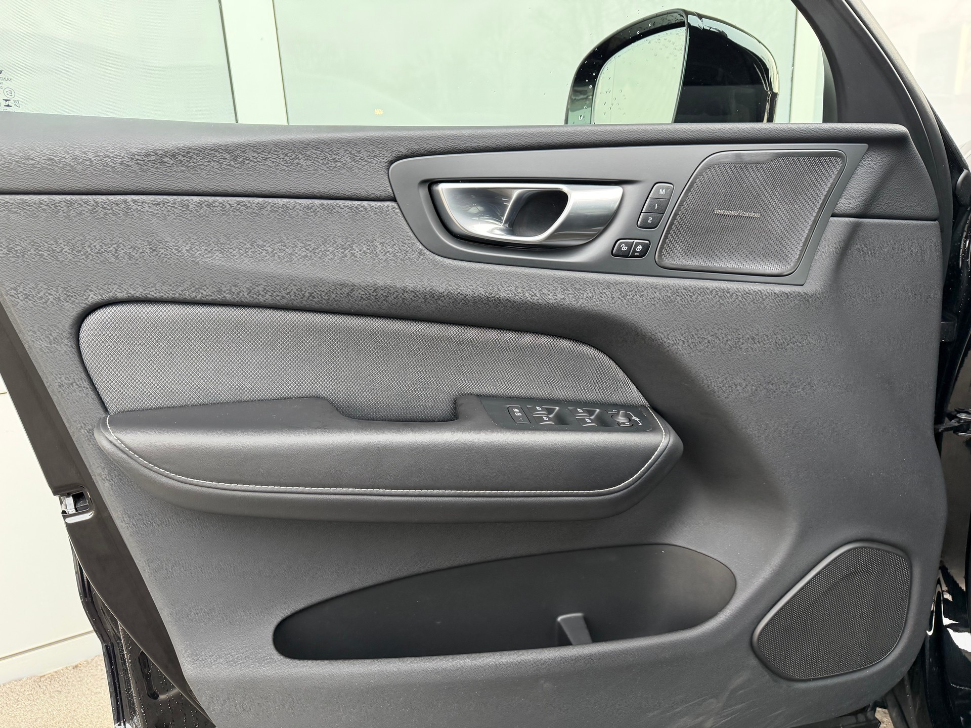 VOLVO XC60 B4 Diesel Mild Hybrid AWD Plus Dark Geartronic-image-10