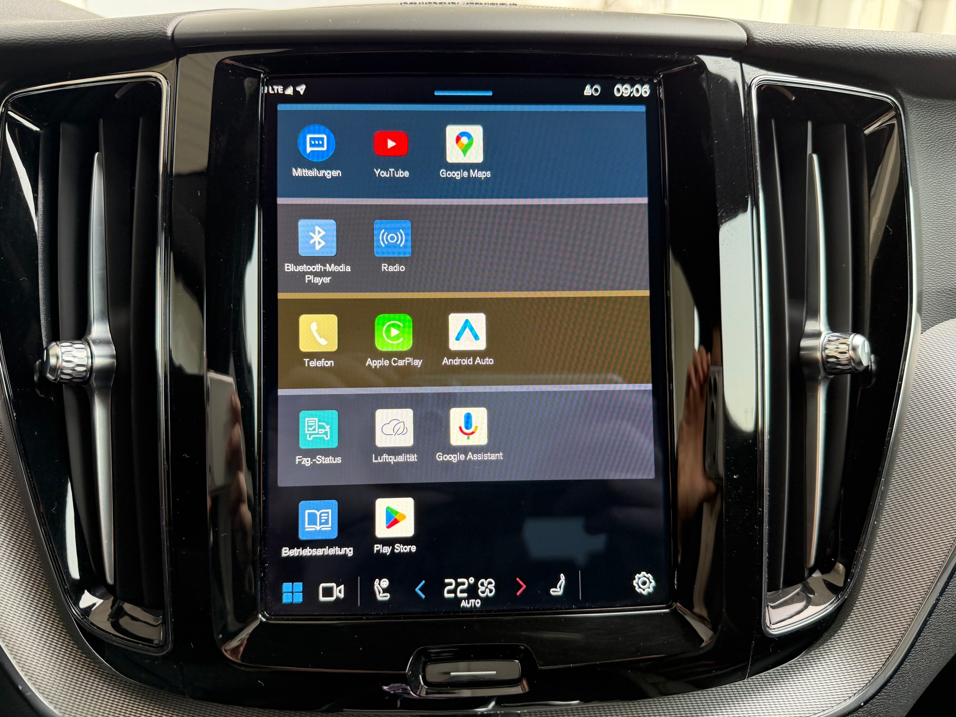 VOLVO XC60 B4 Diesel Mild Hybrid AWD Plus Dark Geartronic-image-17