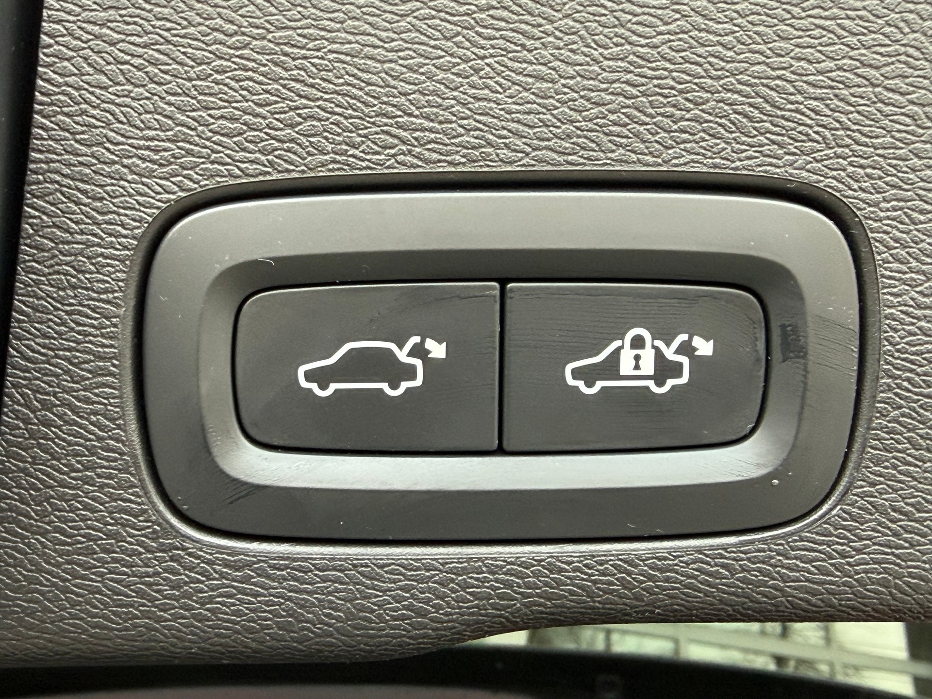 VOLVO XC60 B4 Diesel Mild Hybrid AWD Plus Dark Geartronic-image-23