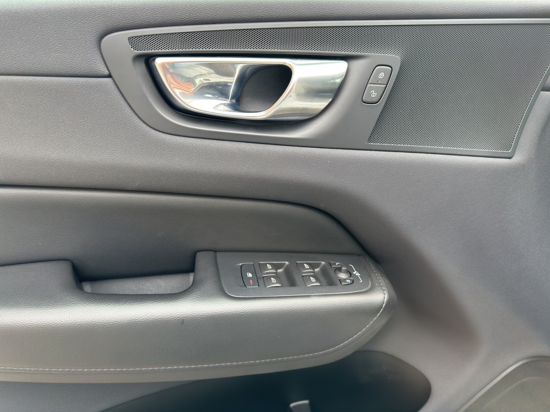 VOLVO XC60 B4 Benzin Mild Hybrid Momentum Geartronic-image-8