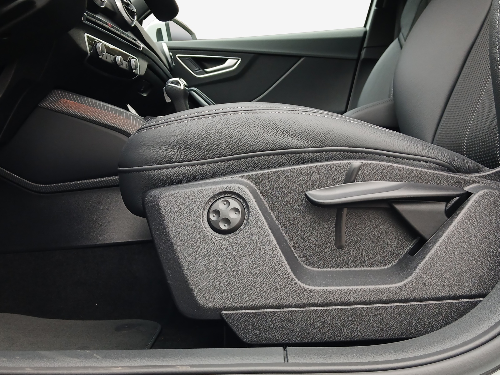 AUDI Q2 35 TFSI S line S-tronic-image-14