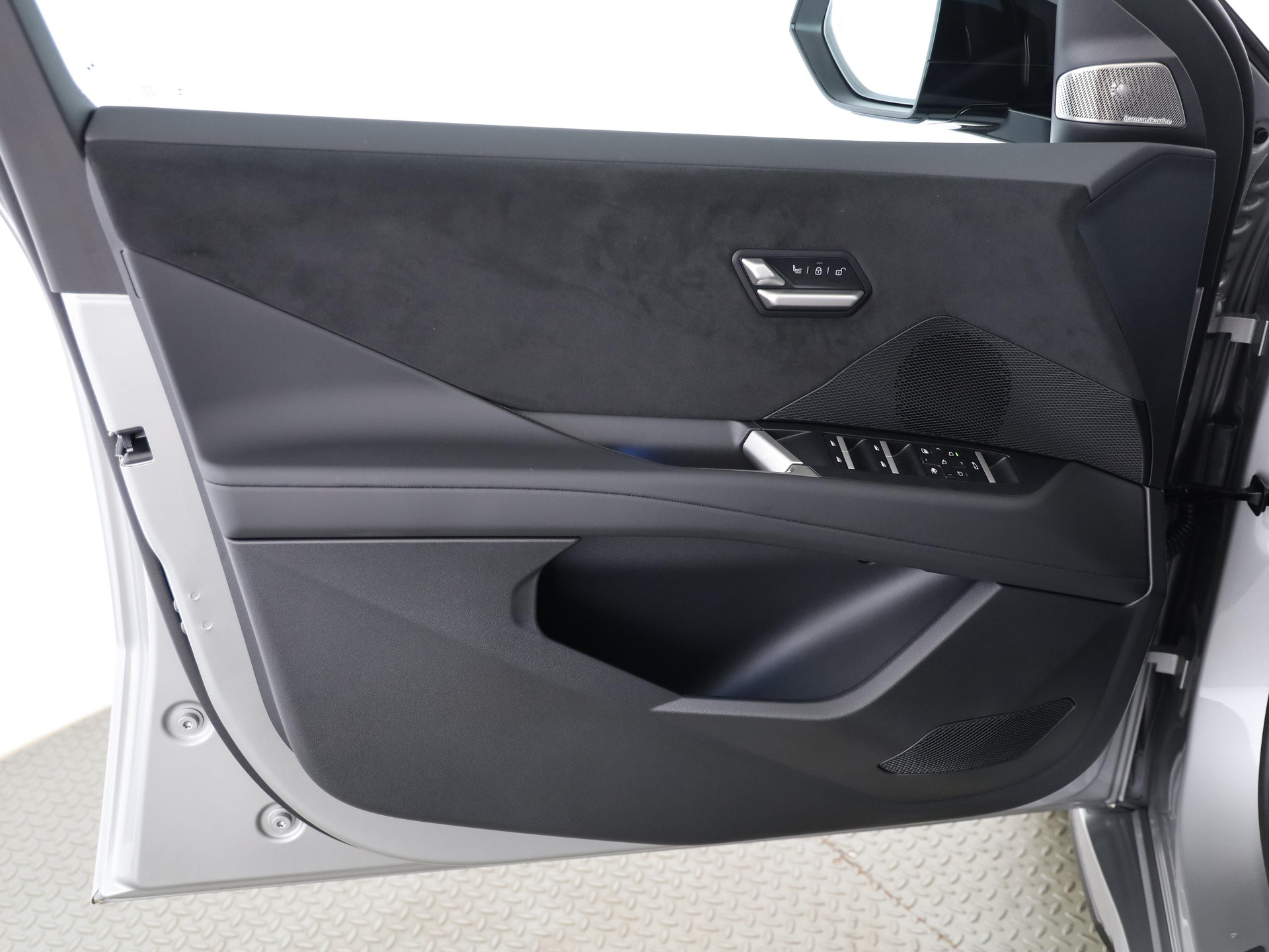 BMW iX3 50 xDrive-image-9
