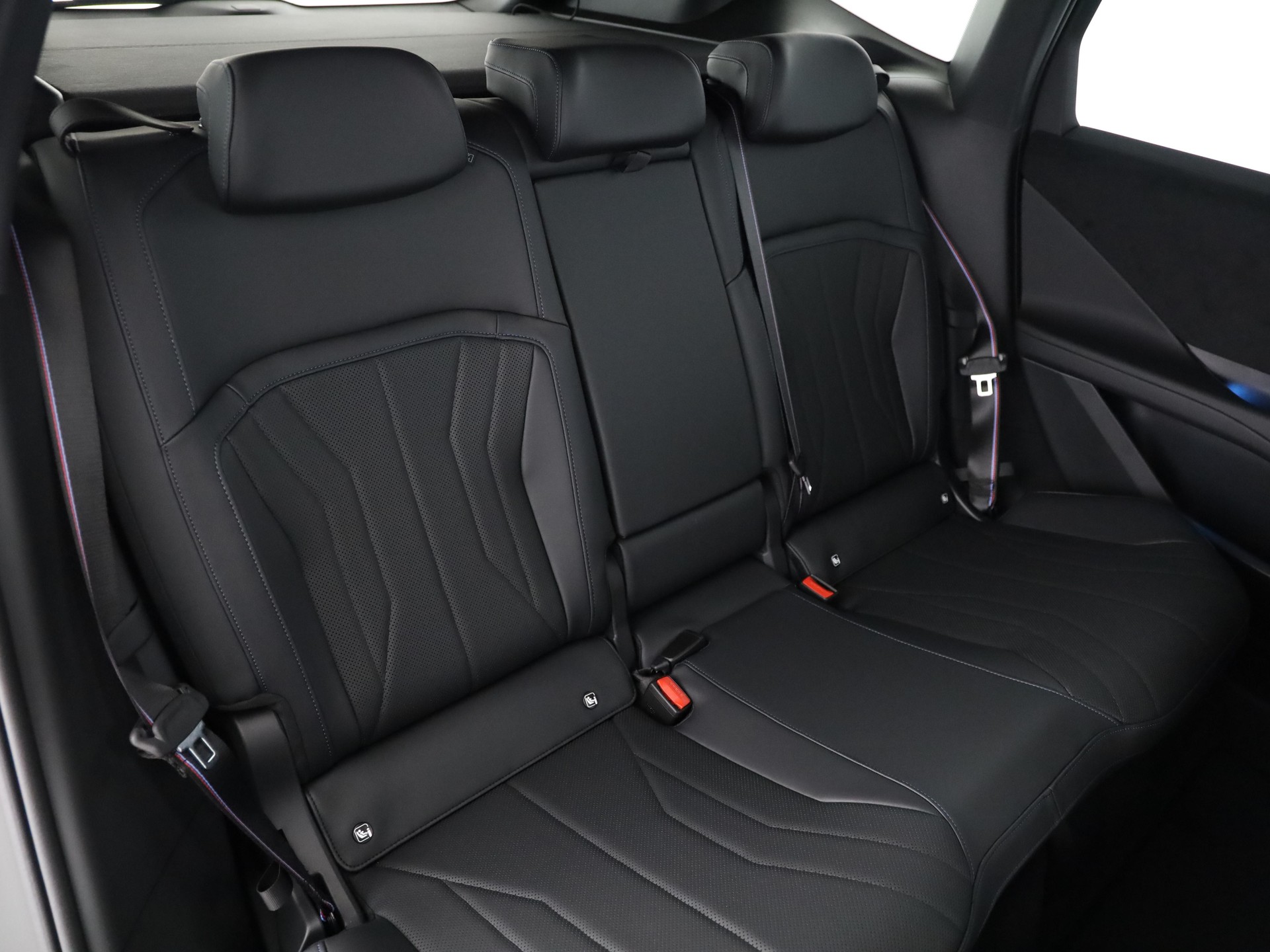 BMW iX3 50 xDrive-image-16