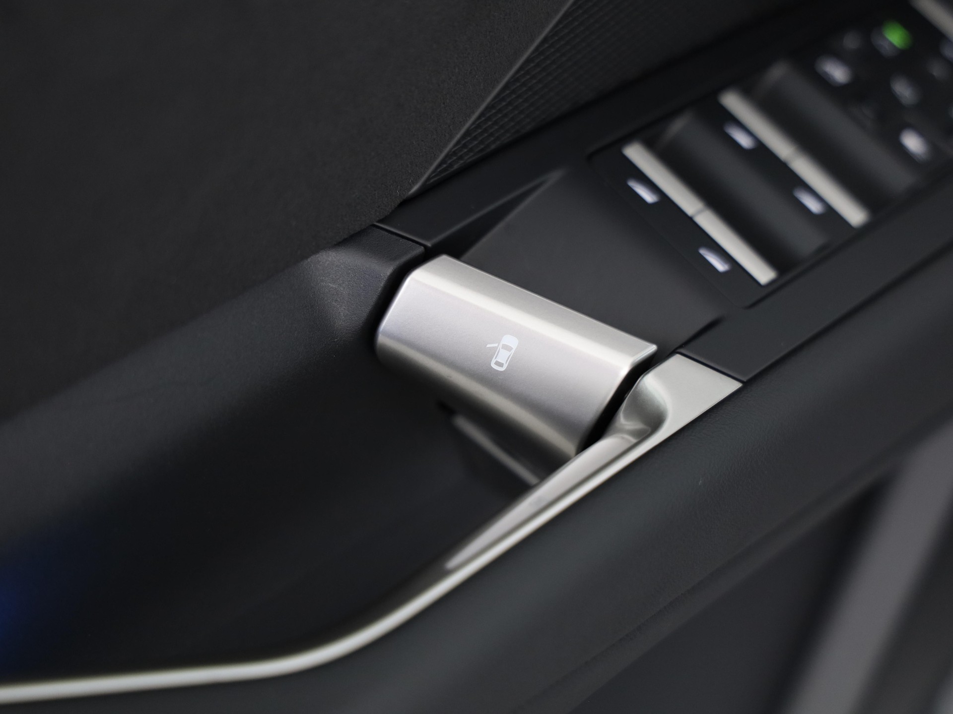 BMW iX3 50 xDrive-image-10