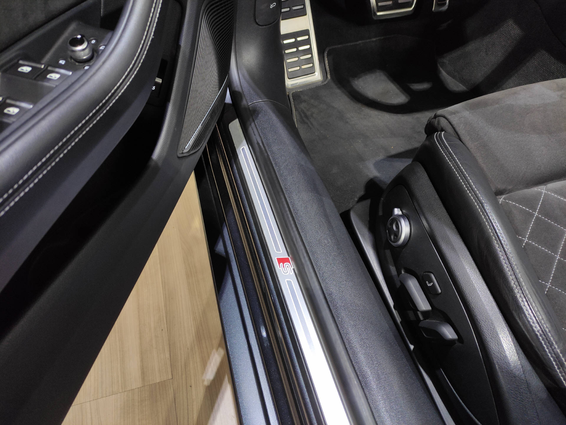AUDI S5 Cabriolet 3.0 V6 TFSI quattro T-Tronic-showroom-element-3