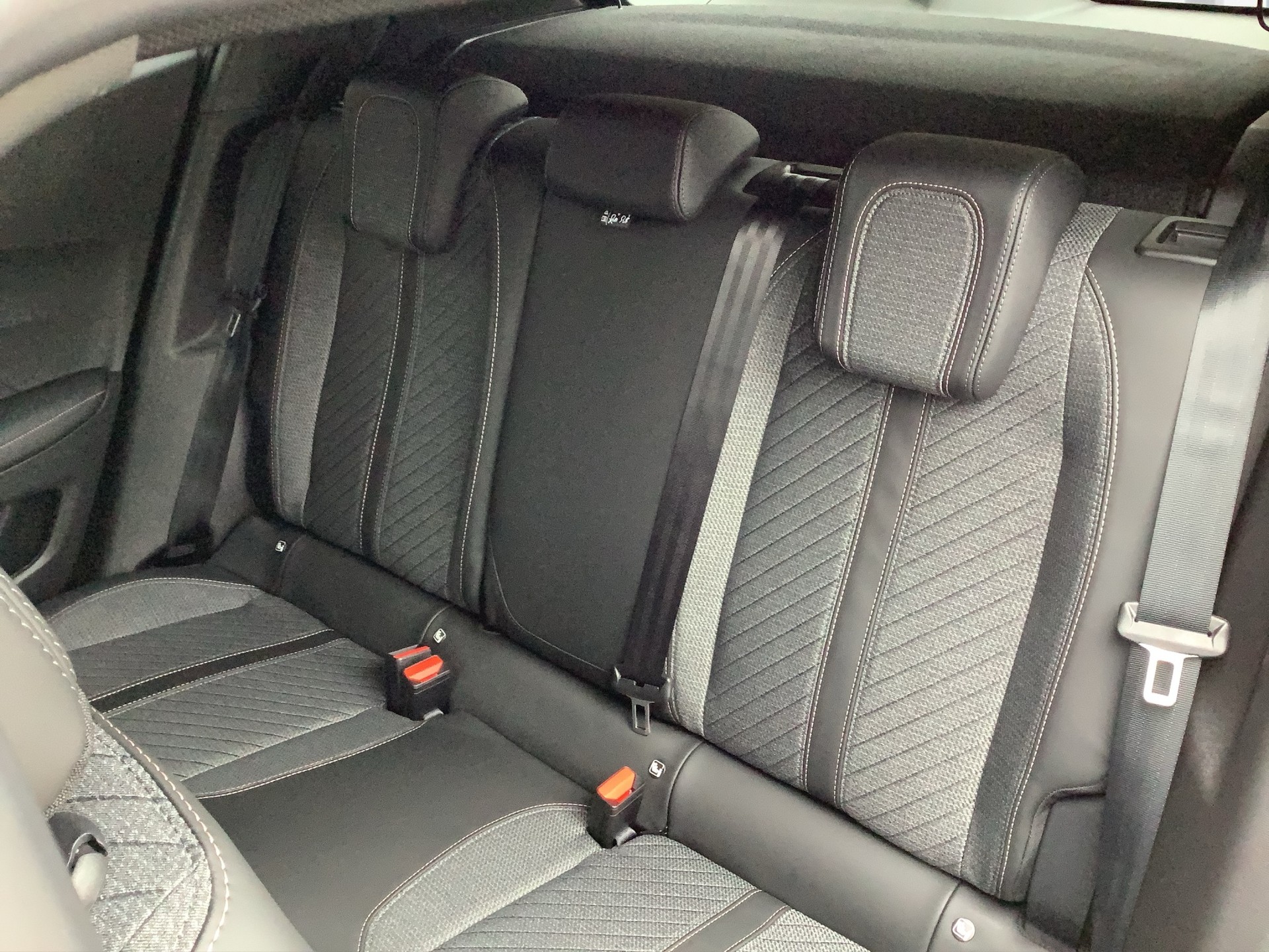 PEUGEOT 2008 1.2 145 MHEV Allure Premium-image-10