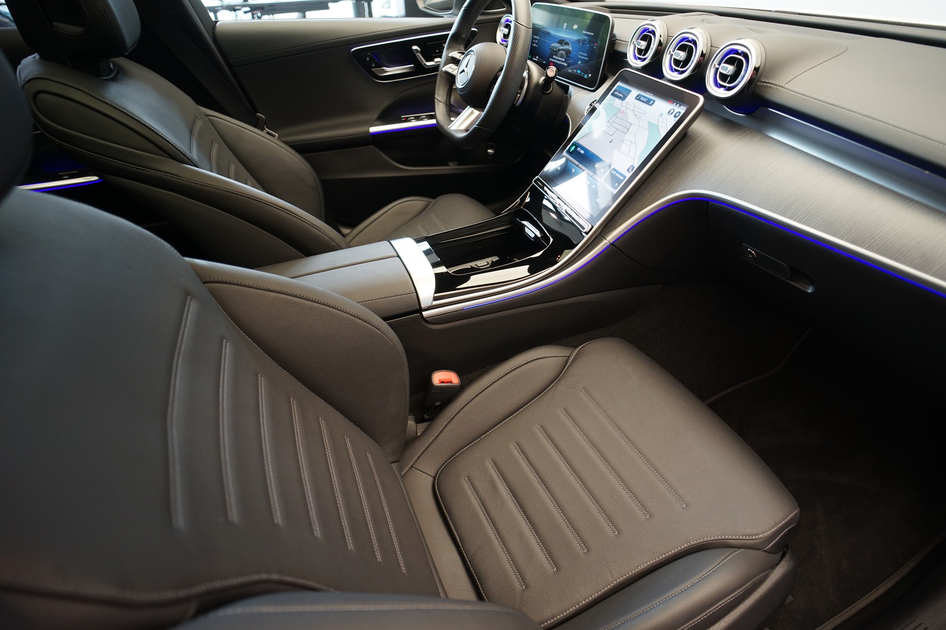 MERCEDES-BENZ C 200 4Matic AMG Line *CH-Fahrzeug*-image-13