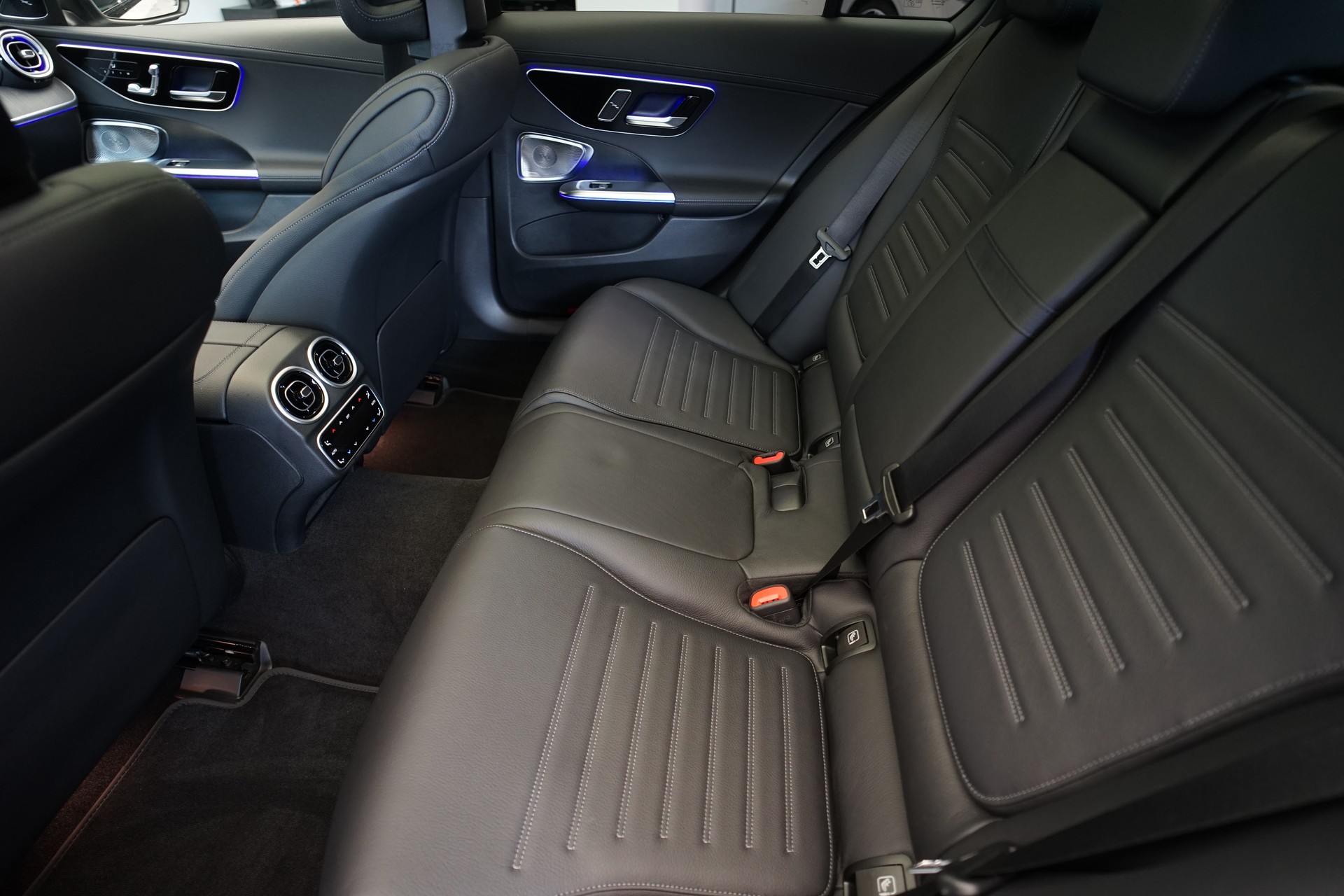 MERCEDES-BENZ C 200 4Matic AMG Line *CH-Fahrzeug*-image-17