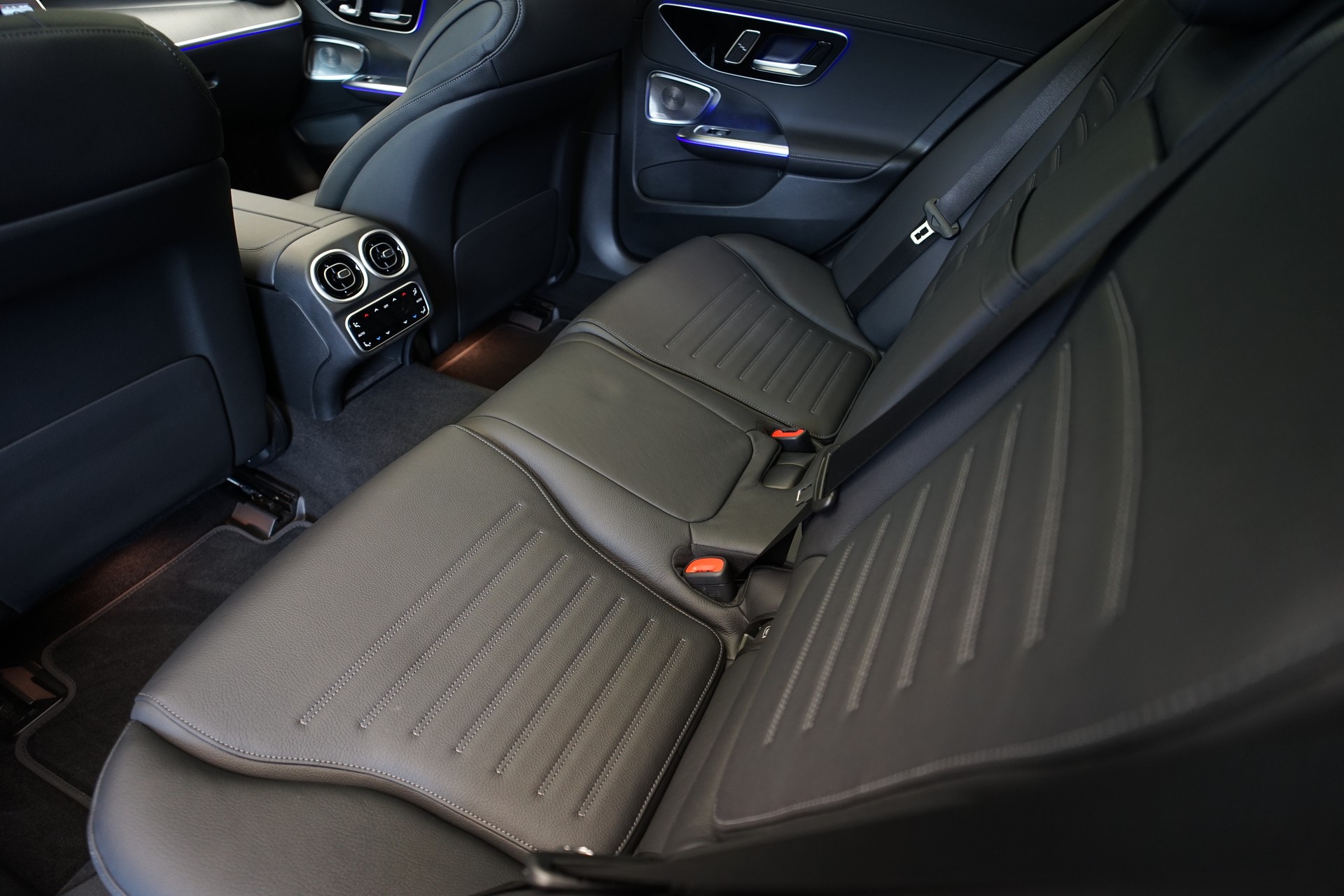 MERCEDES-BENZ C 200 4Matic AMG Line *CH-Fahrzeug*-image-16