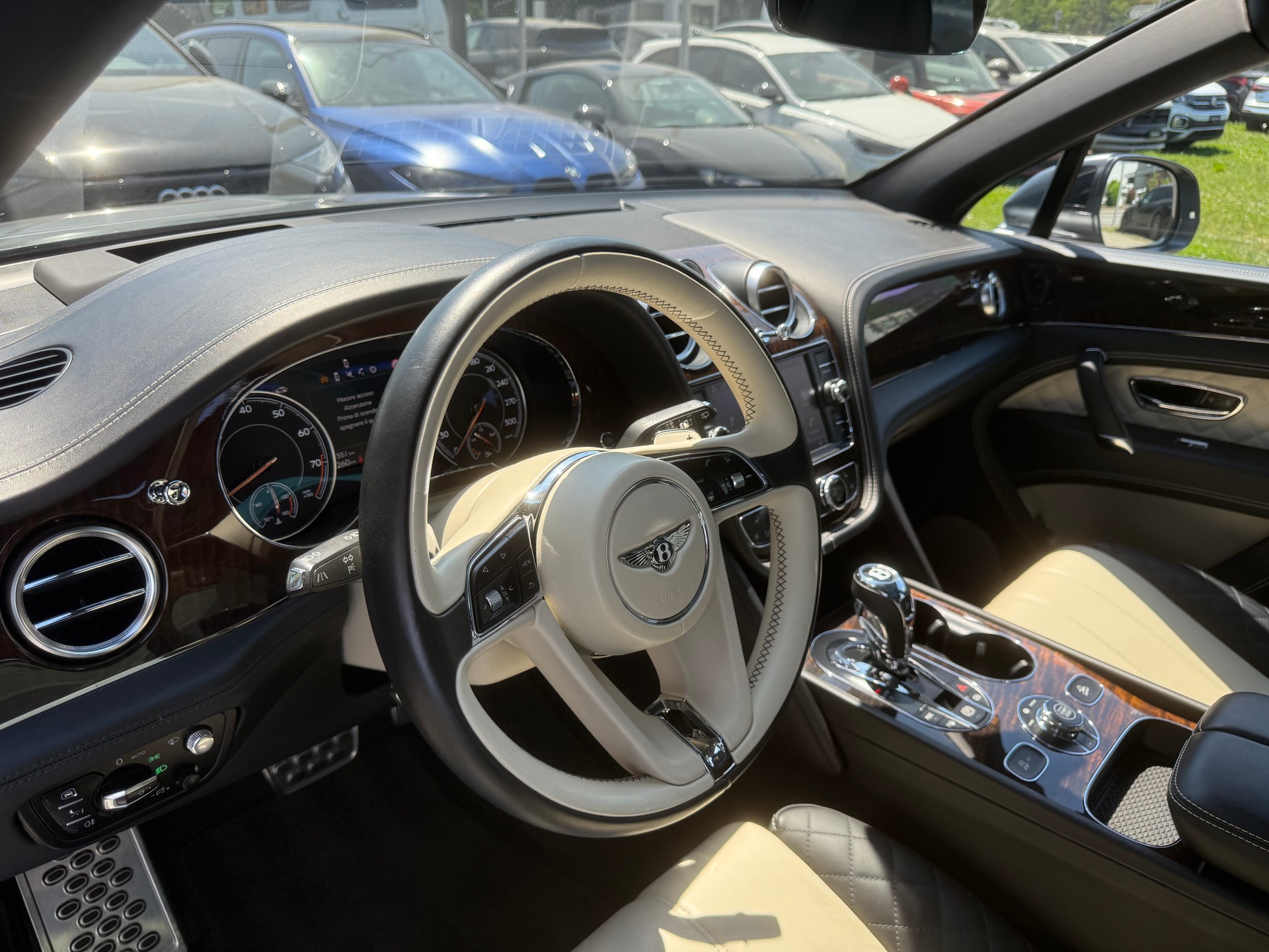 BENTLEY Bentayga V8-image-13