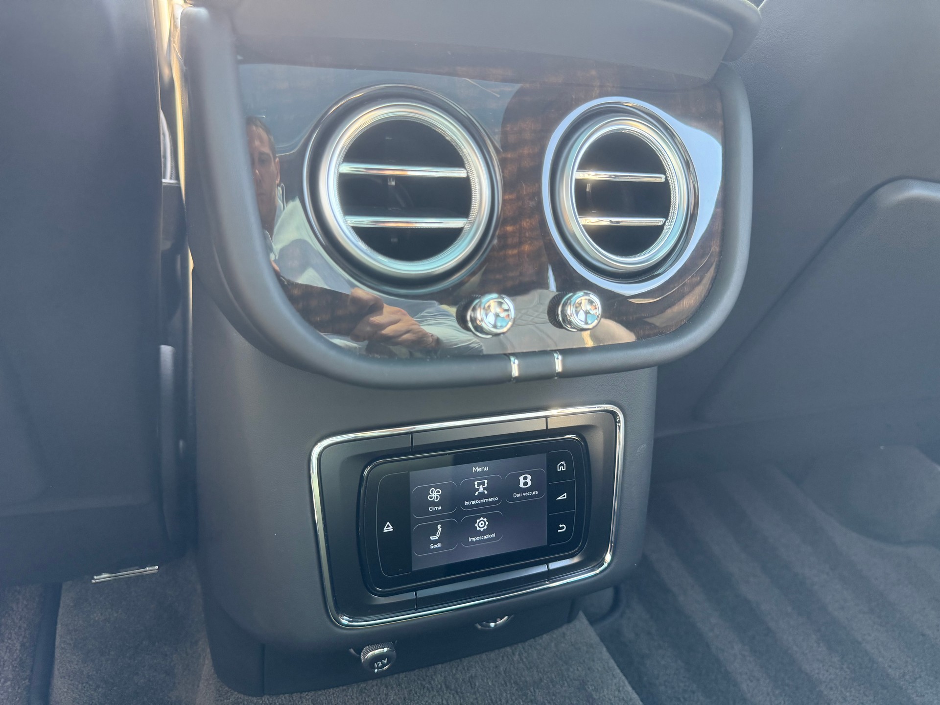BENTLEY Bentayga V8-image-18