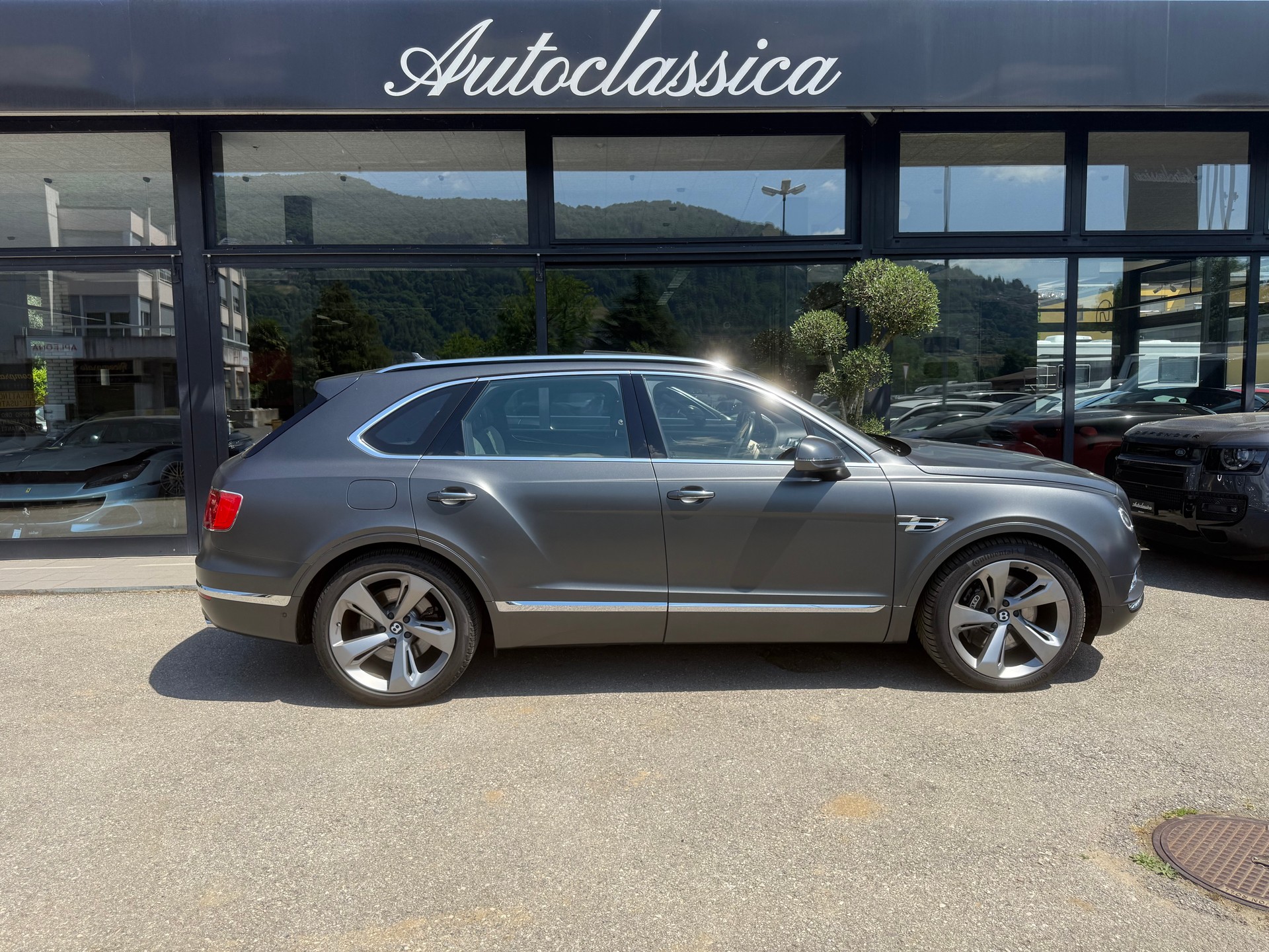 BENTLEY Bentayga V8-showroom-element-3