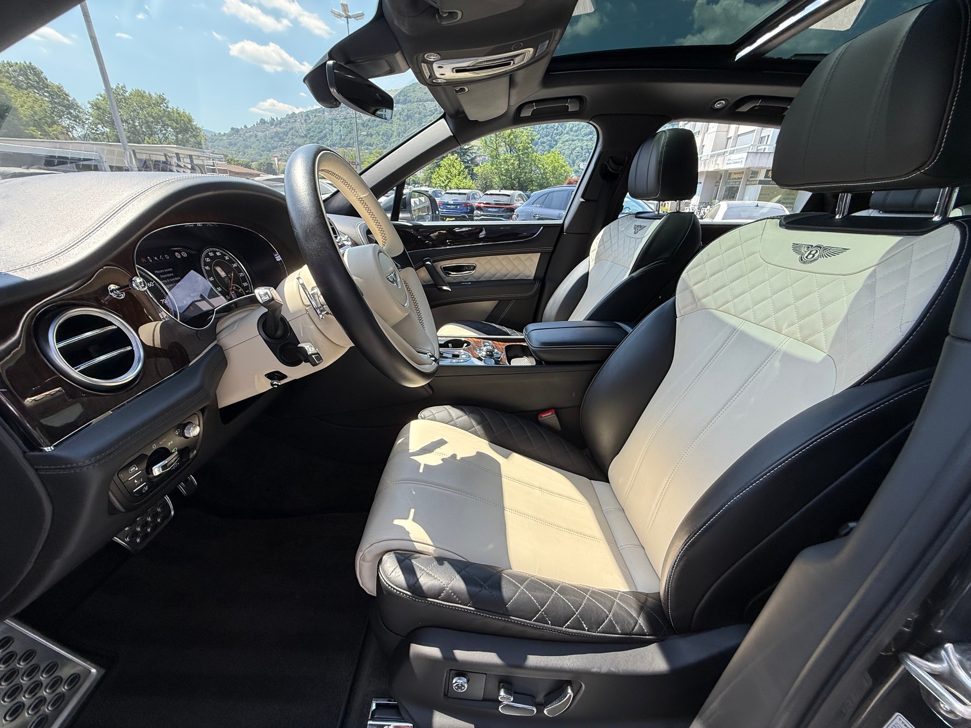 BENTLEY Bentayga V8-image-8