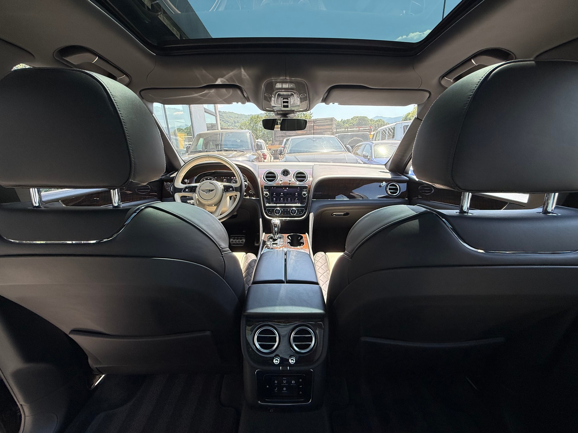 BENTLEY Bentayga V8-image-16