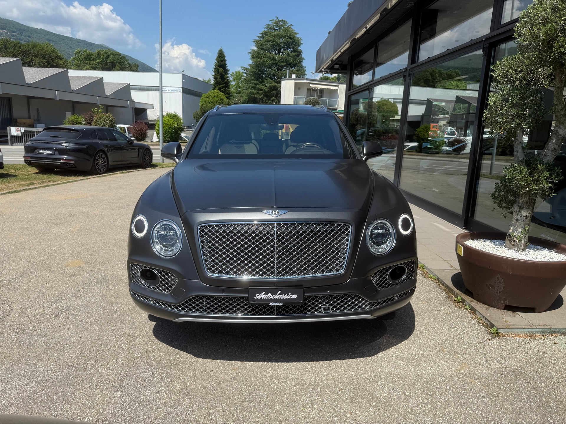 BENTLEY Bentayga V8-showroom-element-1