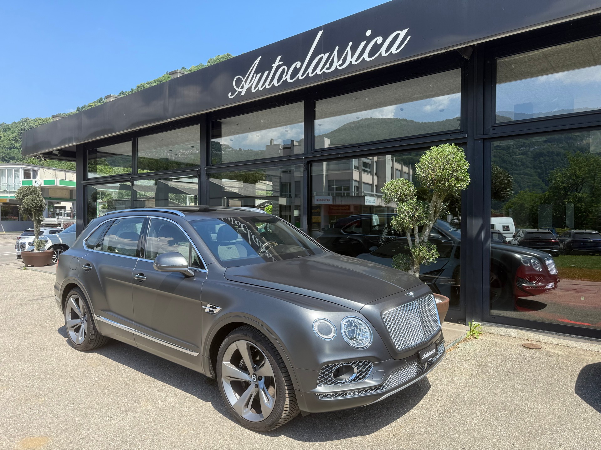 BENTLEY Bentayga V8-image-4