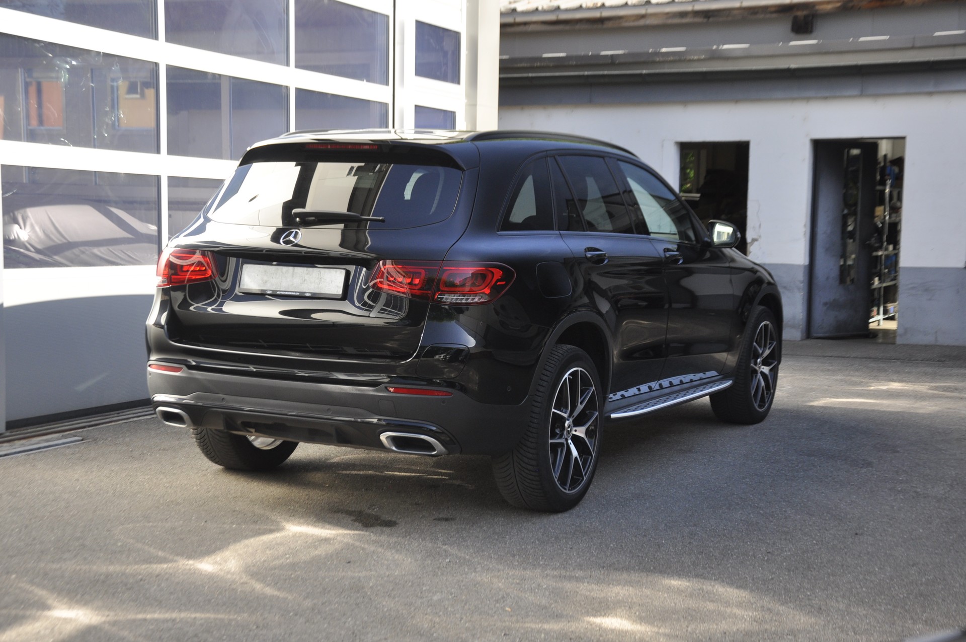 MERCEDES-BENZ GLC 300 e AMG Line 4Matic 9G-Tronic I Anhängerkupplung-image-2