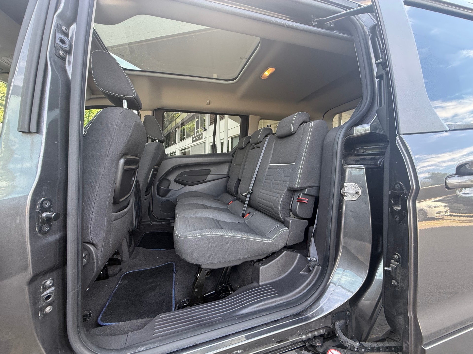 FORD Grand Tourneo Connect 1.5 TDCi Titanium Powershift-image-8