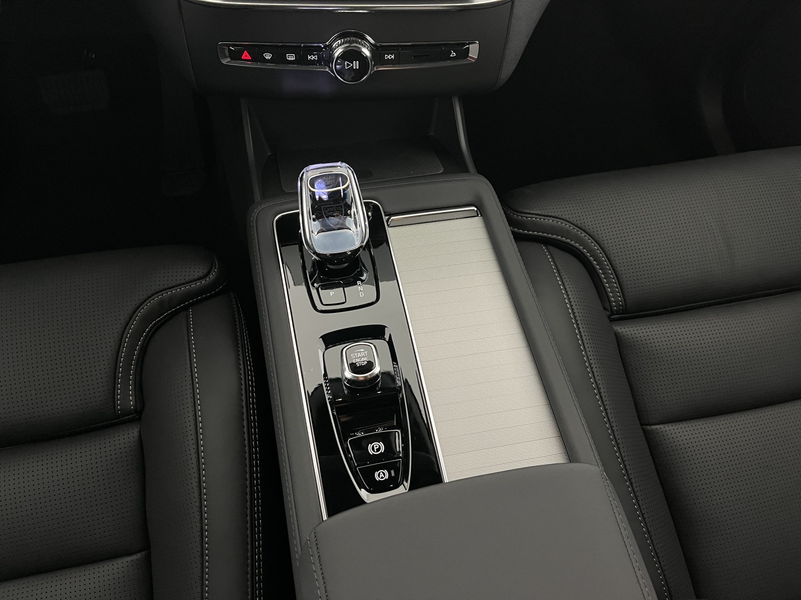 VOLVO XC90 2.0 T8 TE Black Edition eAWD-image-14
