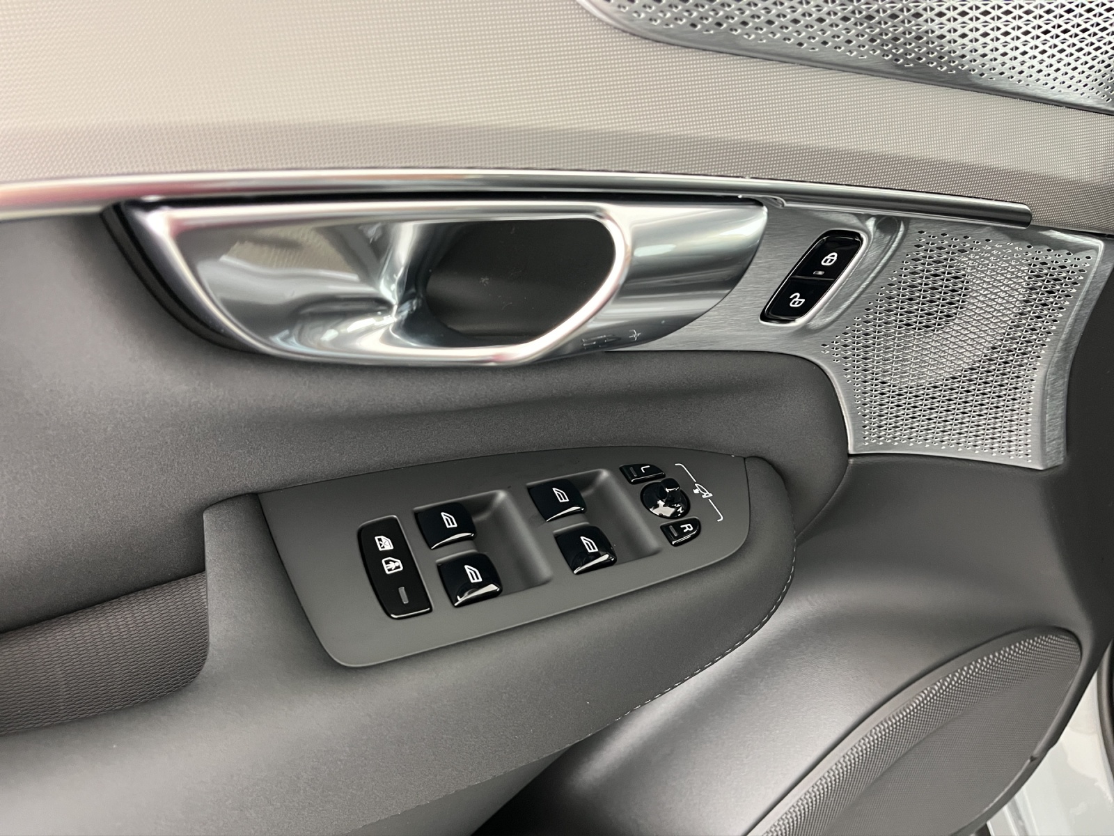 VOLVO XC90 2.0 T8 TE Black Edition eAWD-image-16