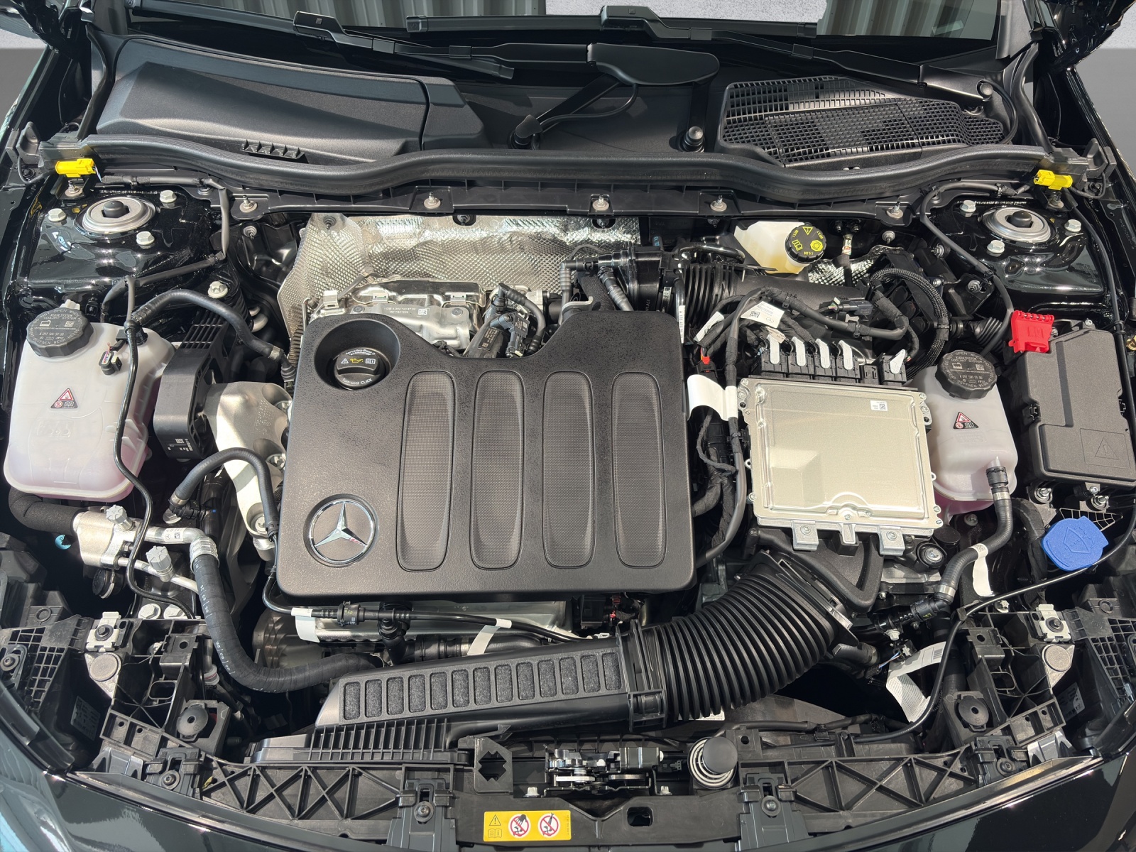 MERCEDES-BENZ CLA 220 4Matic AMG Line Shooting Brake-image-9