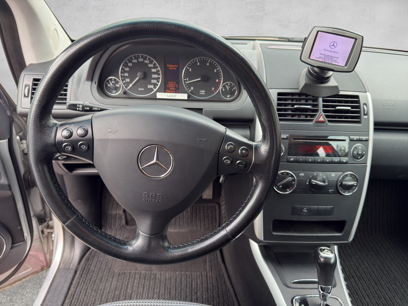 MERCEDES-BENZ A 200 T Avantgarde Edition A-image-9