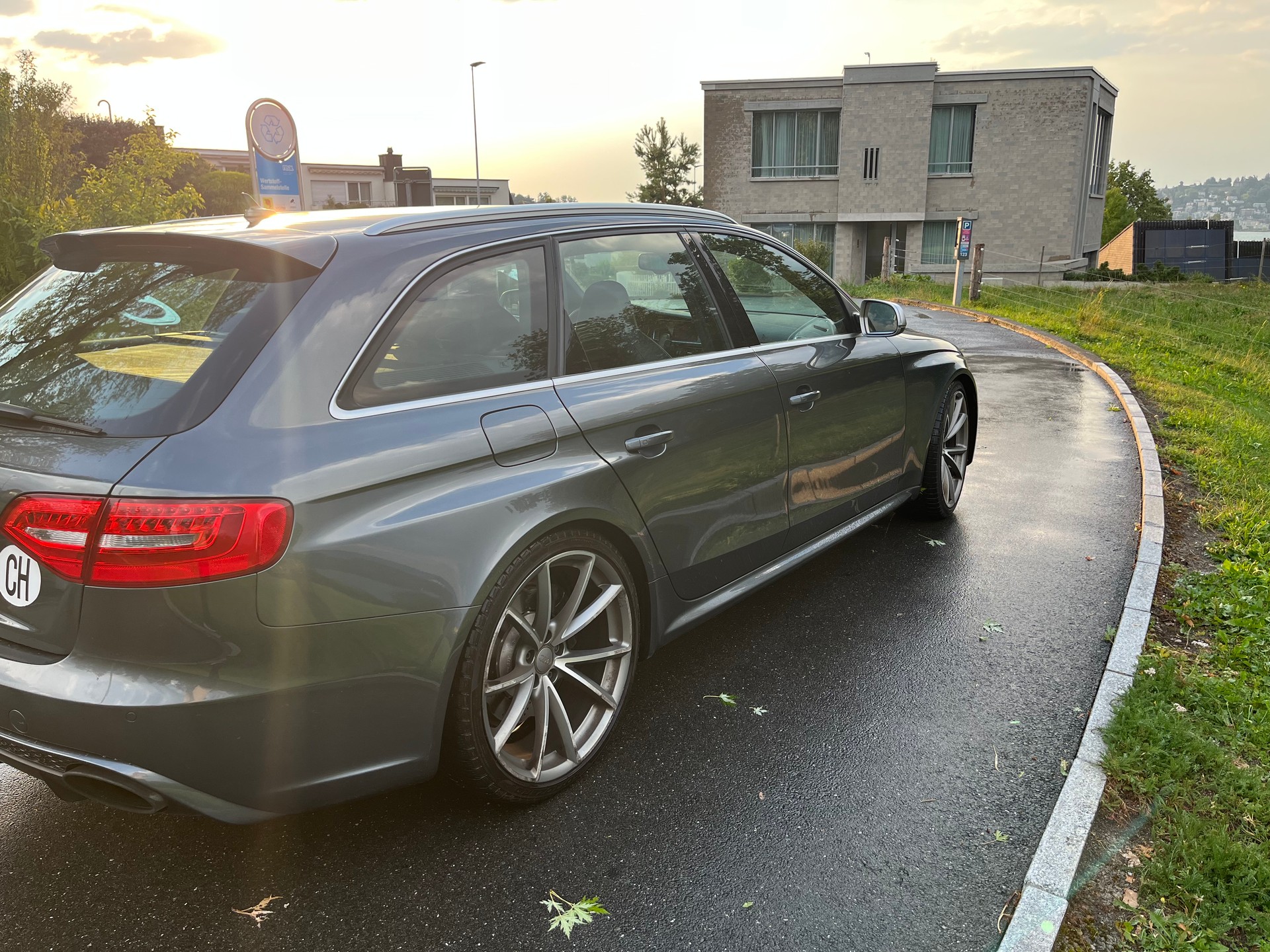 AUDI Avant 4.2 V8 FSI quattro S-Tronic-image-2