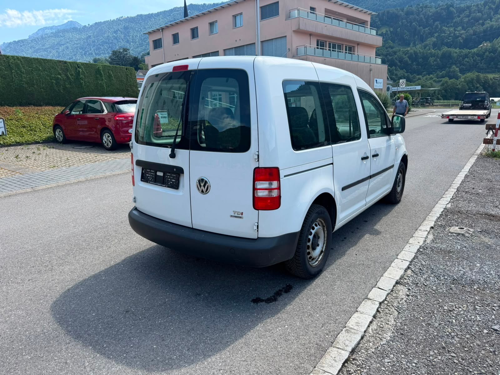 VW Caddy 1.6 TDI BlueMotion Technology-image-2
