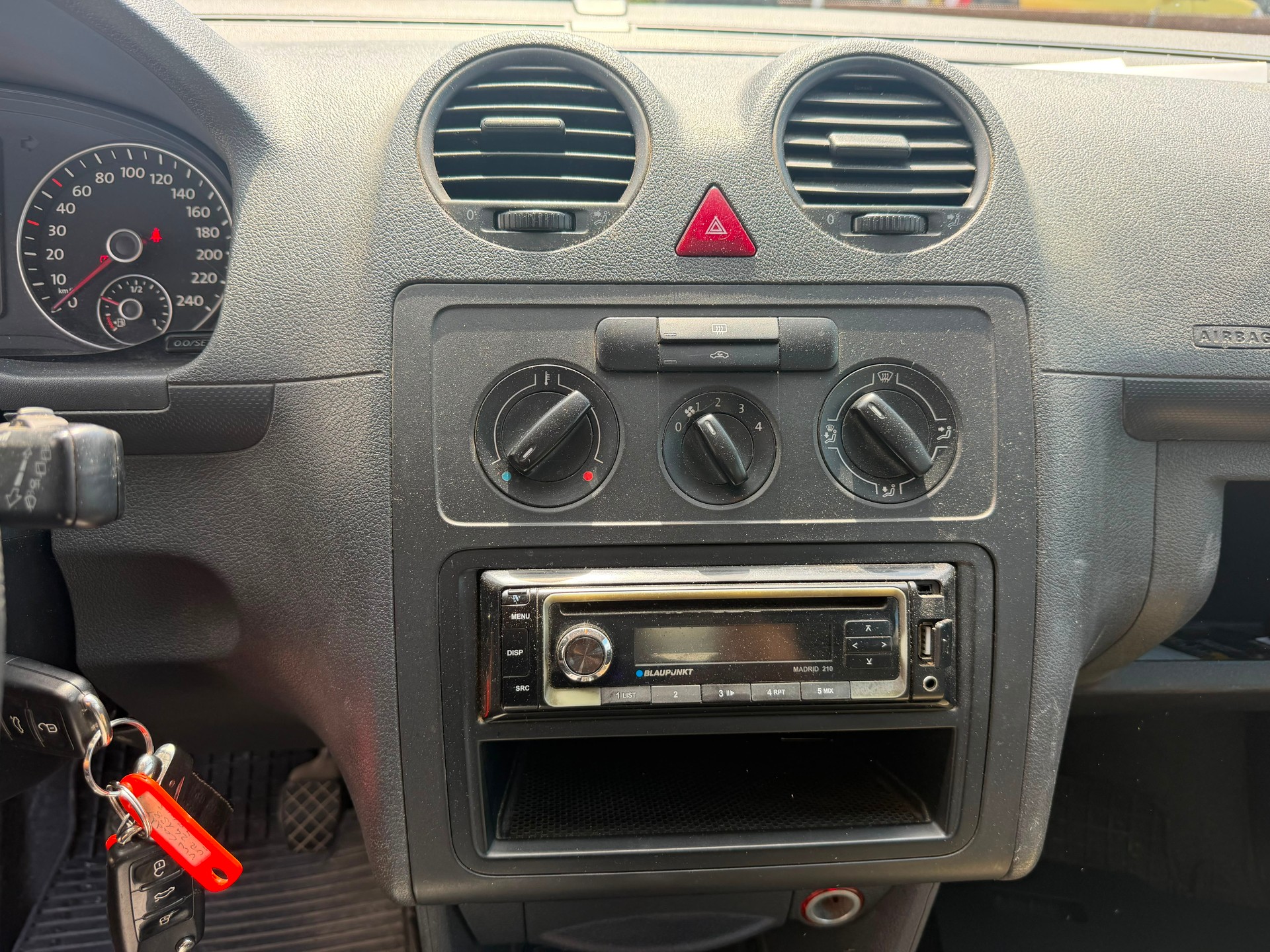 VW Caddy 1.6 TDI BlueMotion Technology-image-9