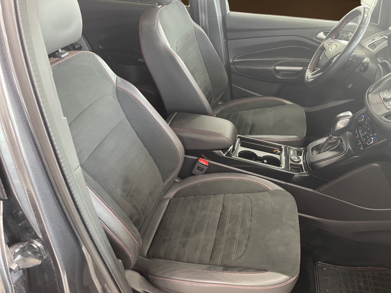 FORD Kuga 1.5 EcoB 176 ST-Line-image-8