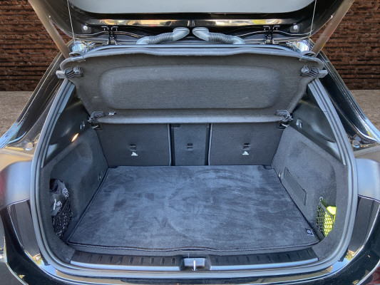 MERCEDES-BENZ EQA 300 AMG Line 4Matic-image-7