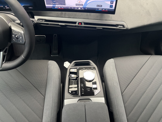 BMW iX xDrive60 M Sport-image-11