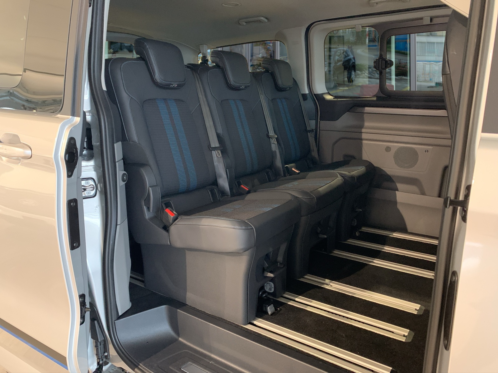 FORD Tourneo C Bus 320 L1 2.0 EcoBlue 170 Sport-image-10