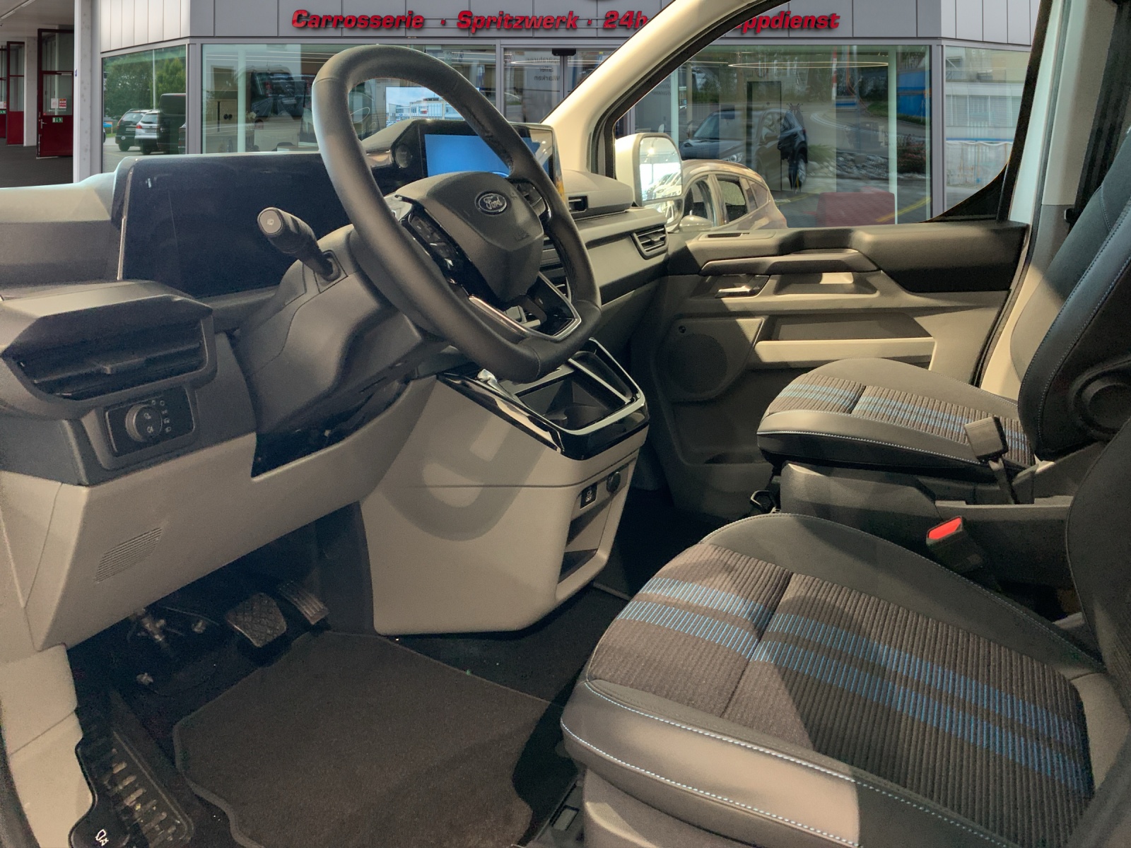 FORD Tourneo C Bus 320 L1 2.0 EcoBlue 170 Sport-image-6