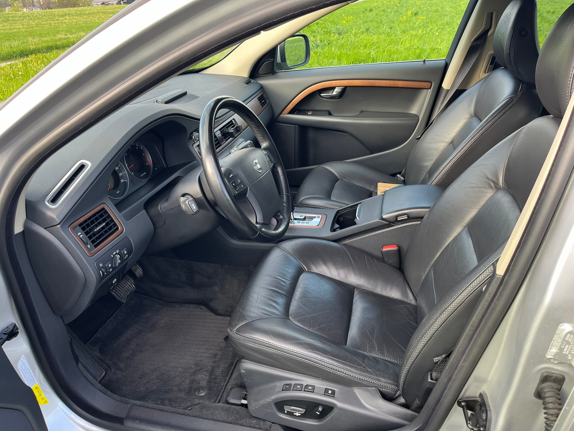 VOLVO 2.4 D5 Summum AWD-image-9