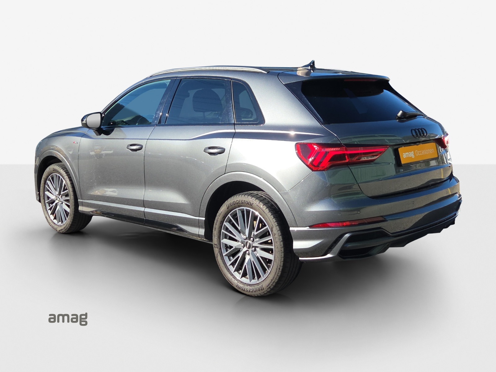 AUDI Q3 40 TDI S line quattro S-tronic-image-2