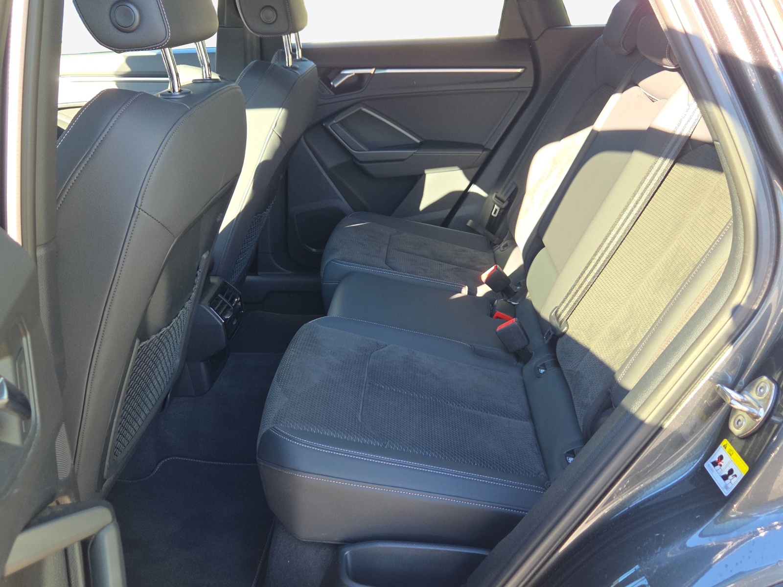 AUDI Q3 40 TDI S line quattro S-tronic-image-11
