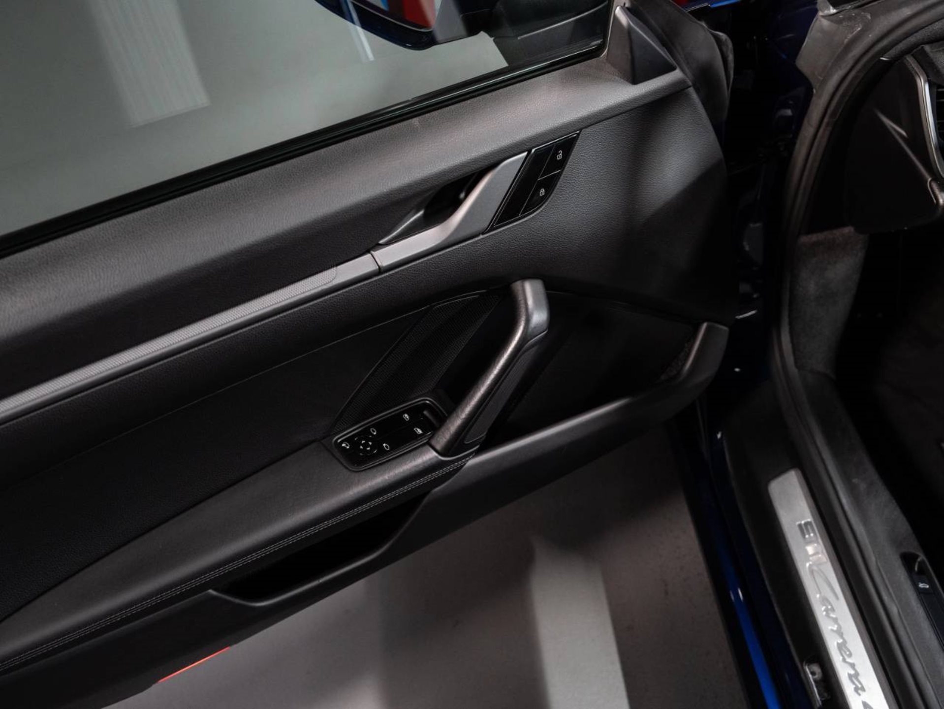 PORSCHE 911 Carrera 4S-image-17