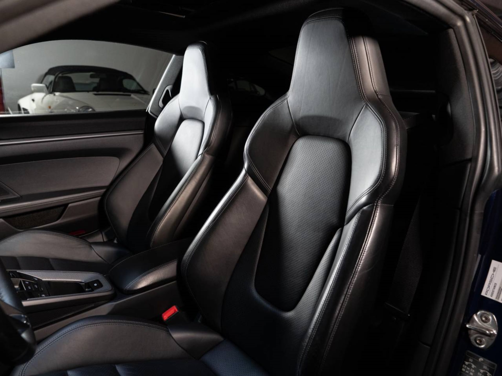 PORSCHE 911 Carrera 4S-image-4