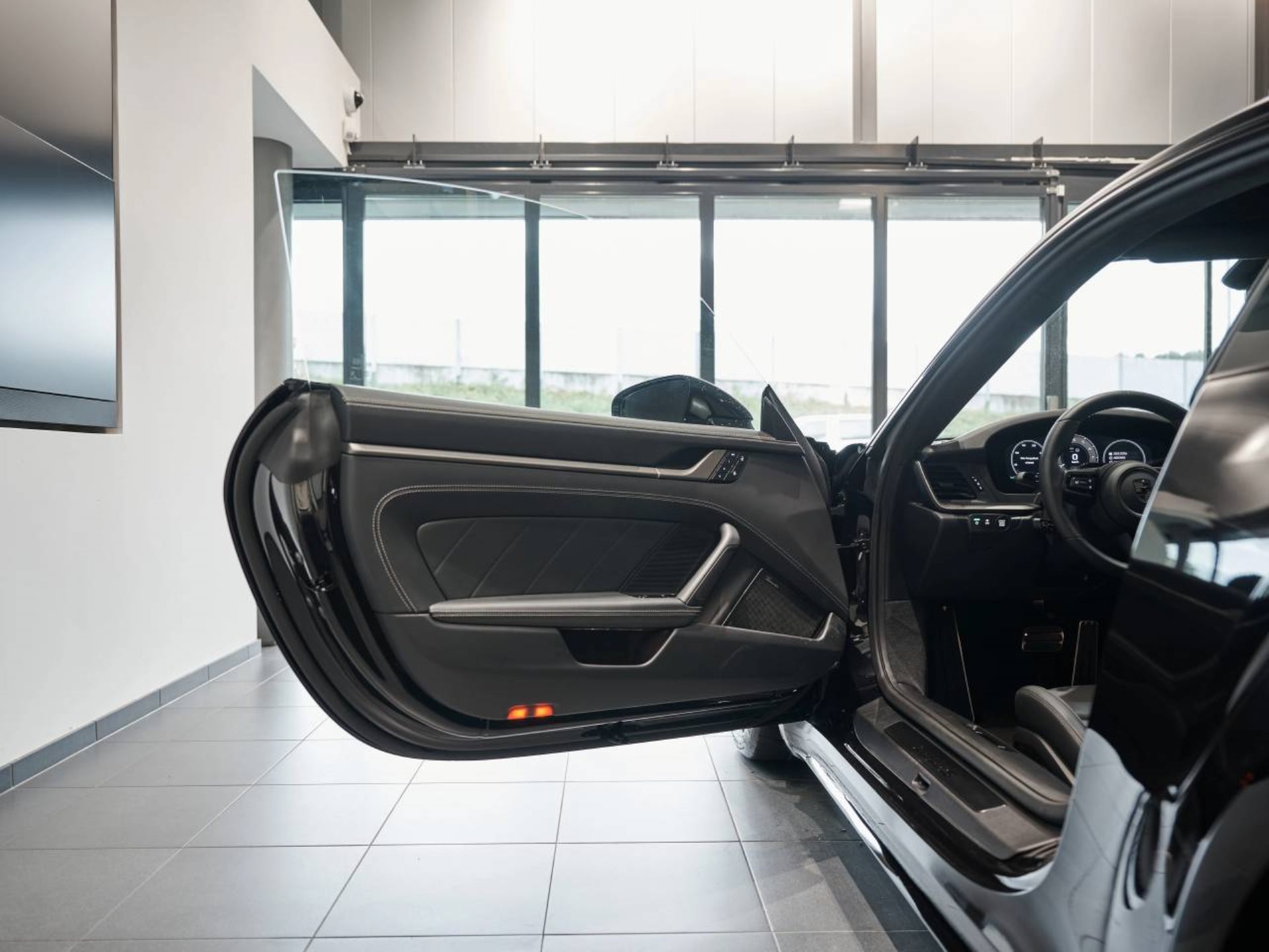 PORSCHE 911 Turbo S-image-17