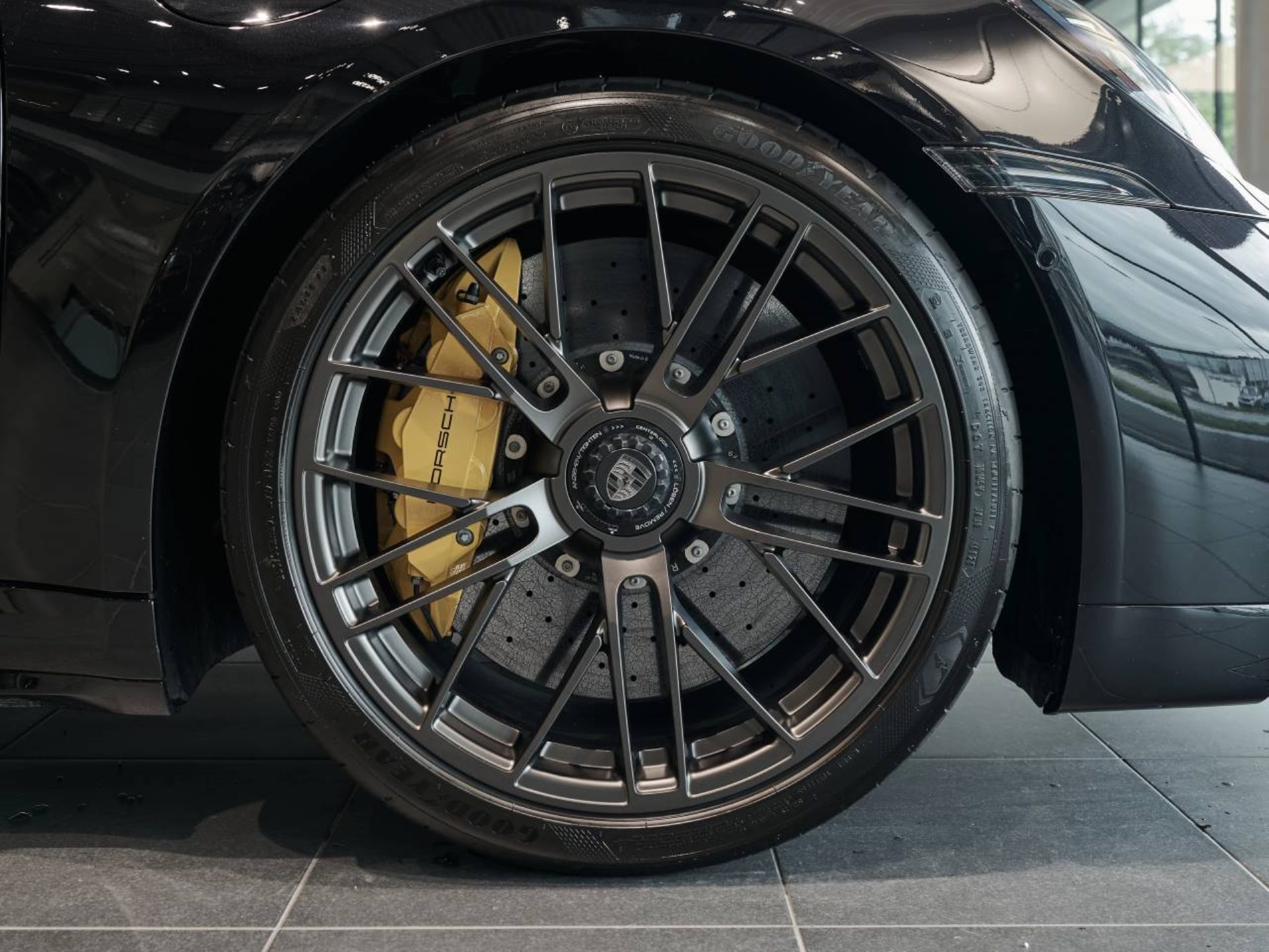 PORSCHE 911 Turbo S-image-28