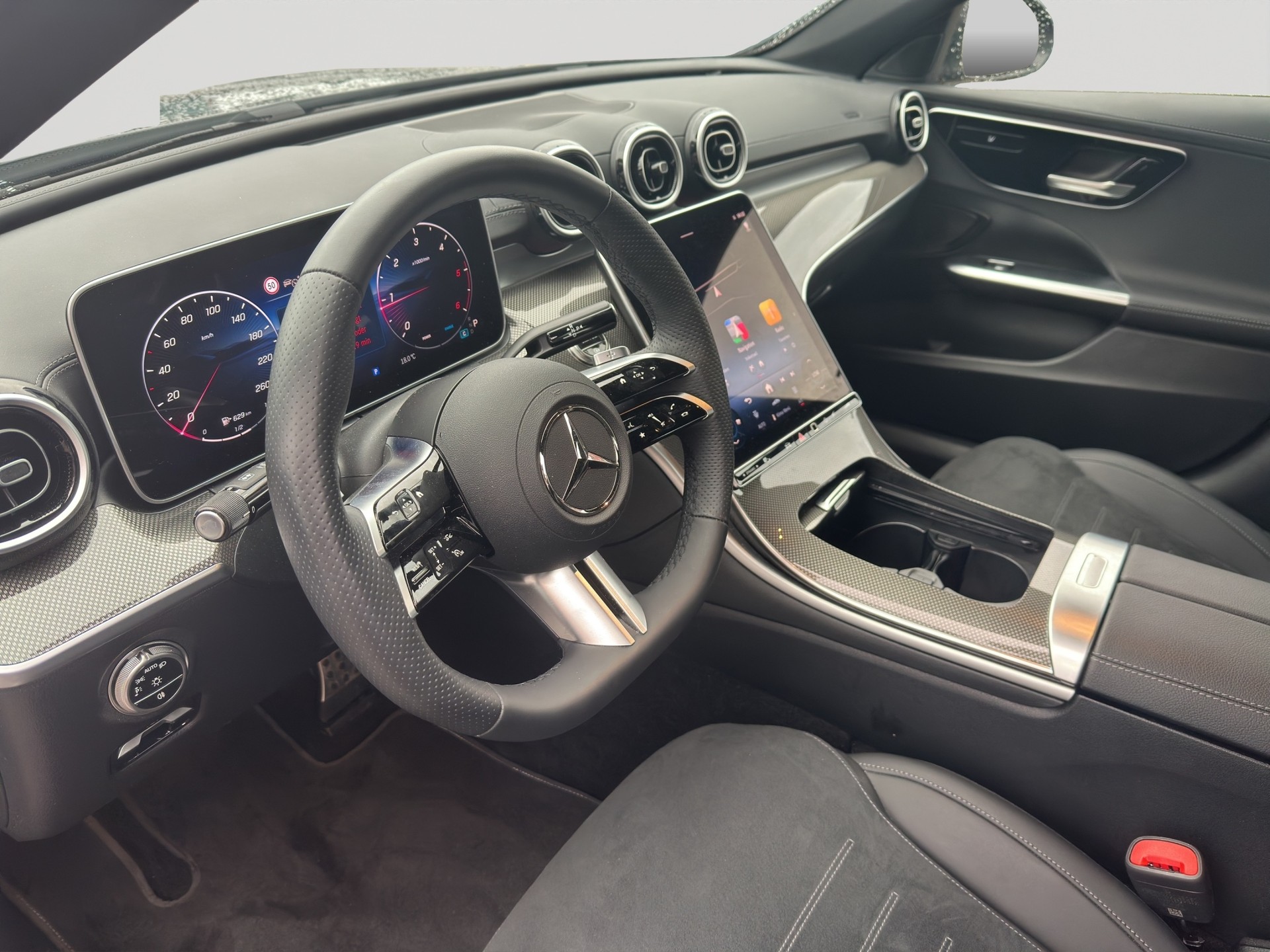 MERCEDES-BENZ C 300 d AMG Line-image-6