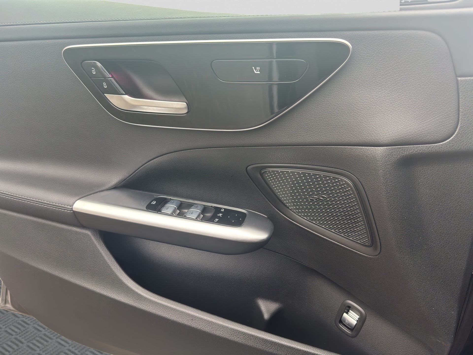 MERCEDES-BENZ C 300 d AMG Line-image-8