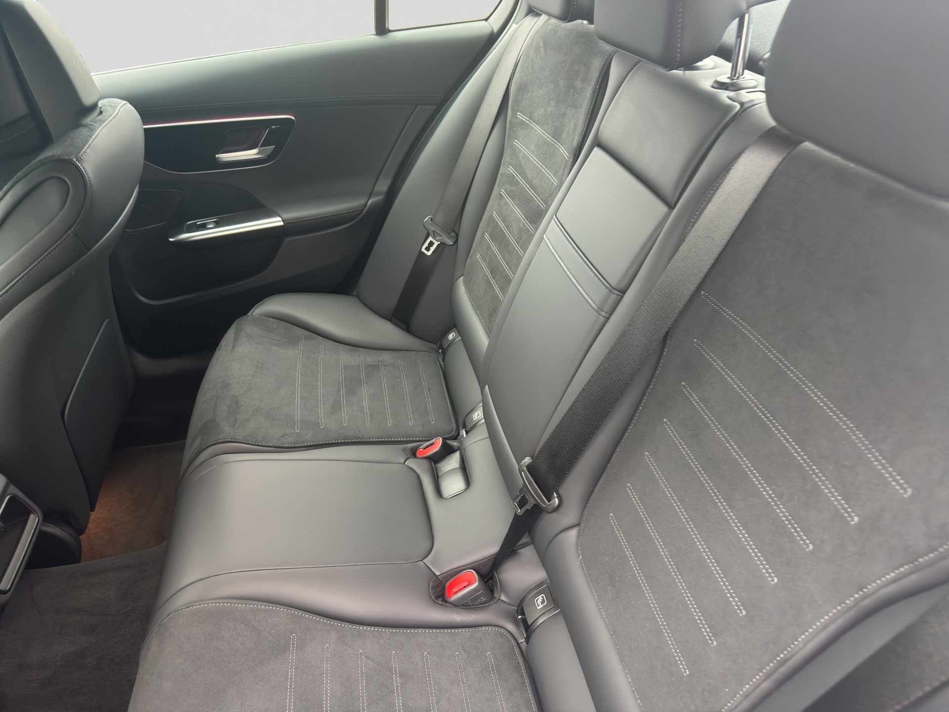 MERCEDES-BENZ C 300 d AMG Line-image-7