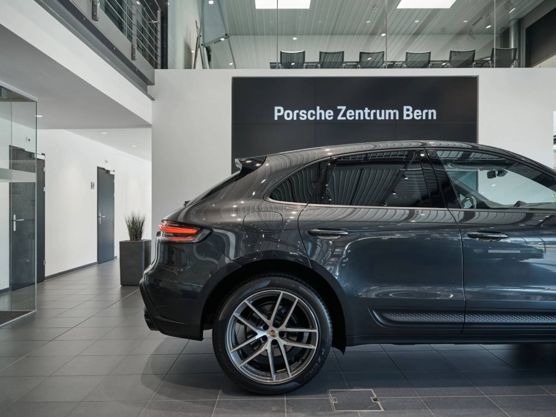 PORSCHE Macan-image-10